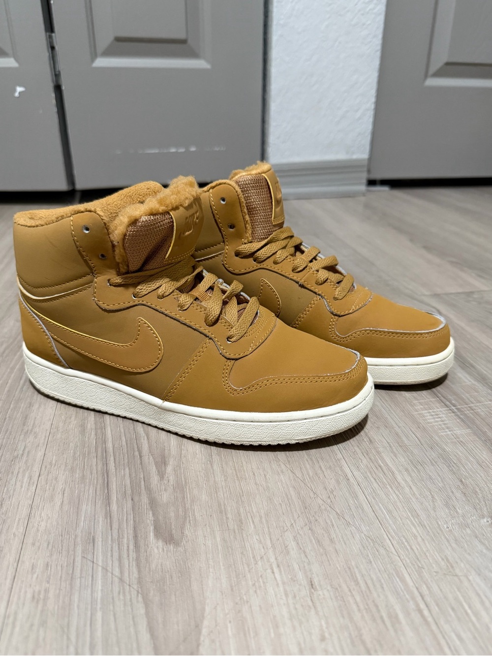 Nike Ebernon Mid SE Wheat Sherpa Lined Women’s Size 7 AV2478-700
